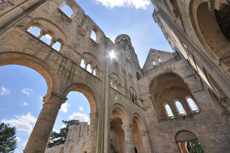 L&rsquo;abbaye de Jumi&egrave;ges &laquo; admirables ruines &raquo;