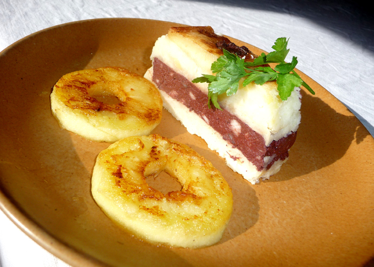 G&acirc;teau de boudin, pur&eacute;e et pommes fa&ccedil;on Tatin