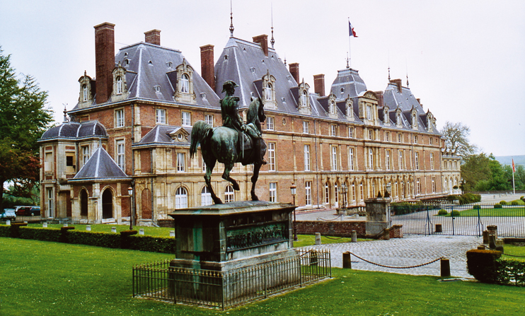 &Agrave; Eu, autour du ch&acirc;teau, des effluves de lys et de roses