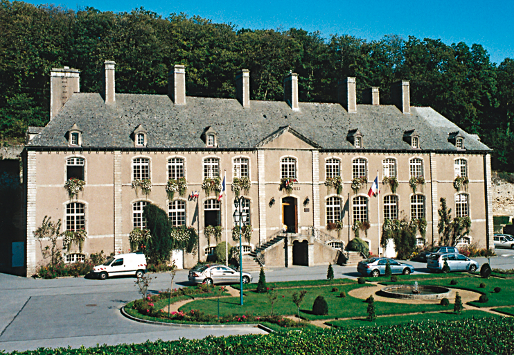 Ch&acirc;teau de Querqueville et ch&acirc;teau des Ravalet &agrave; Tourlaville