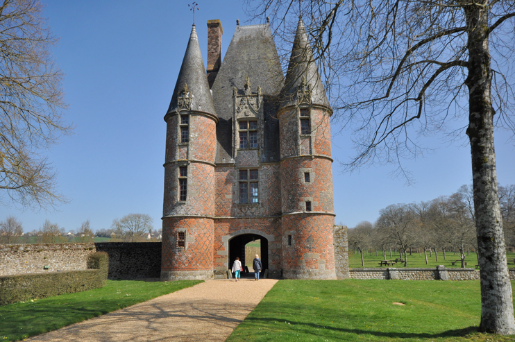 Carrouges et son ch&acirc;teau : harmonieux mariage de granite et de briques