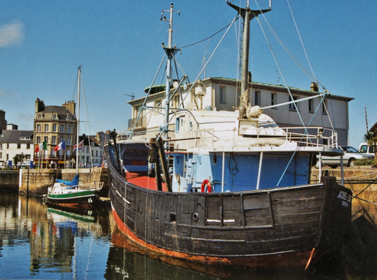 Le &laquo; Jacques-Louise &raquo; fi&egrave;rement amarr&eacute; dans le port de Cherbourg