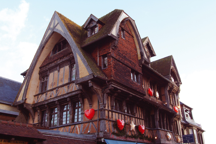 De Lisieux &agrave; &Eacute;tretat : les tribulations du manoir de la Salamandre