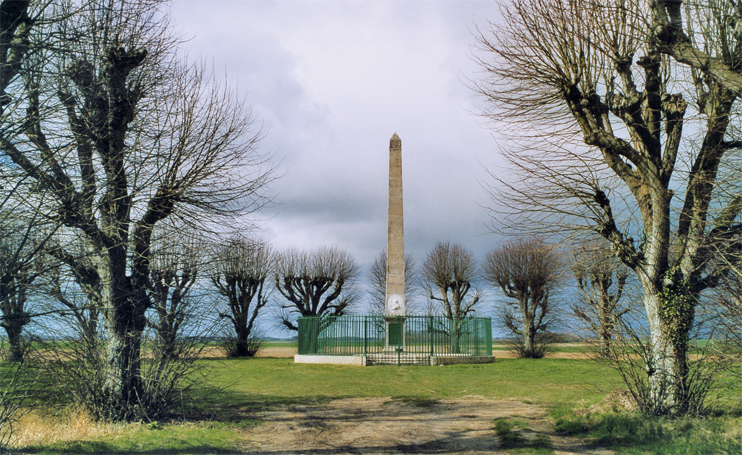 Ob&eacute;lisque de la bataille d'Ivry &agrave; &Eacute;pieds