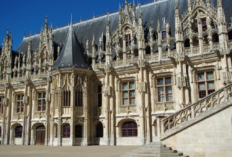 Cour du palais de justice de Rouen : sous les pav&eacute;s, &laquo; la cave &raquo; !