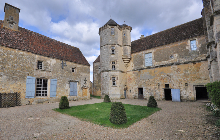 Le prieur&eacute; Sainte-Gauburge &agrave; Saint-Cyr-la-Rosi&egrave;re